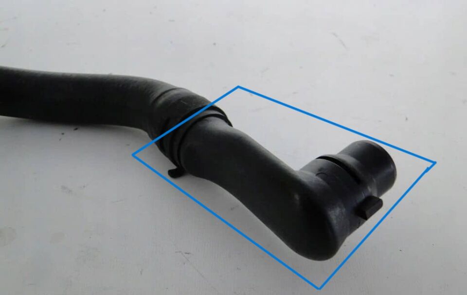 Kalorifer Hortumu Uç Pipo / Dirsek Bakalit Boru C Seri W204, E Seri W212 OM651, M274 OEM A2048305996