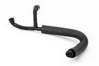 Hava Tahliye Hortumu / Motor Havalandırma Hortumu BMW 1 Seri E81, E82, E87, E88, 3 Seri E90, E91, E92, E93, 5 Seri E93, E60, E61, 6 Seri E63, E64, 7 Seri E65, E66, X1 Seri E84, X3 Seri E83, X5 Seri E70, Motor: N52, N52N OEM 11157559528